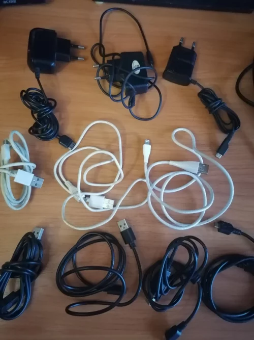 USB-кабеля, зарядные устройства
