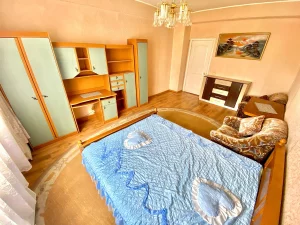 Сталинка в центре, 3-х комнатная квартира, 78 м², потолки – 3 метра