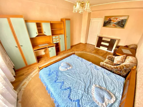 Сталинка в центре, 3-х комнатная квартира, 78 м², потолки – 3 метра