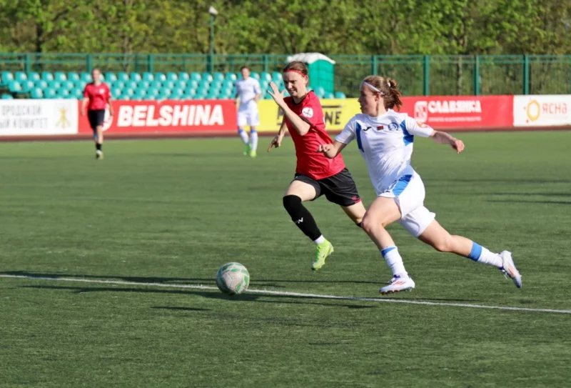Первый спарринг женских футбольных команд «Белшина» и «Динамо-Юни»