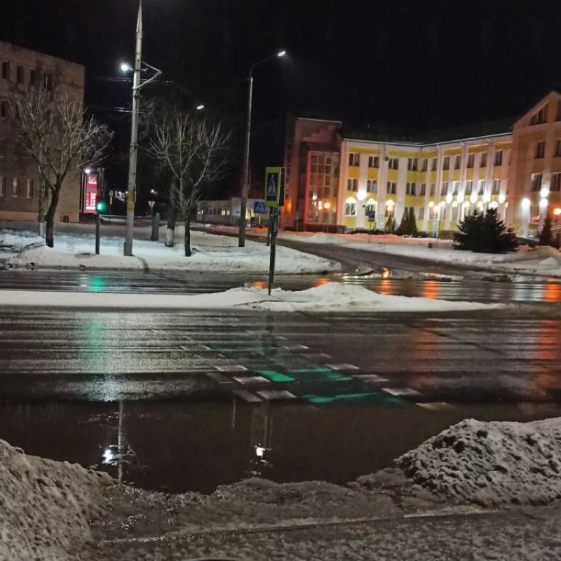 Бабушки переходят дорогу по щиколотку в воде?:(