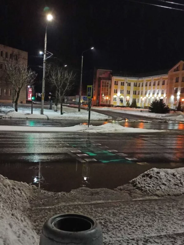 Бабушки переходят дорогу по щиколотку в воде?:(