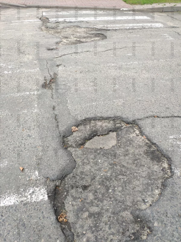 Пешеходный переход с шуточным названием, попробуй не сломай ночью ногу