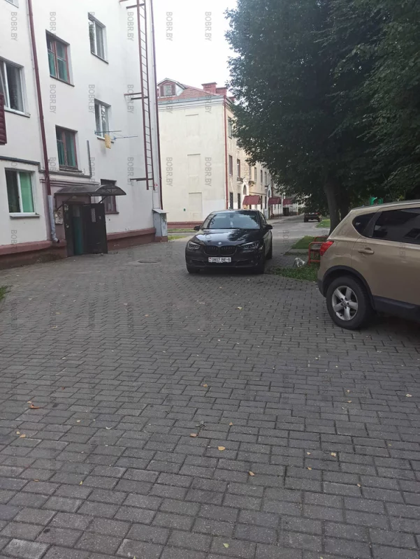 По классике, парковка на тротуаре