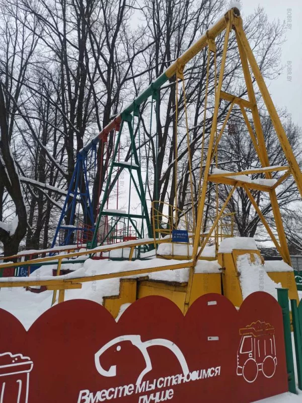 Качели в зимней спячке 
