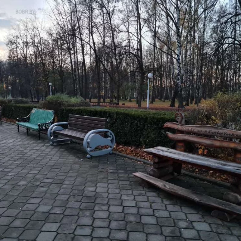 Аллея безвкусицы в городском парке, где установленл множество разнообразных скамеек на маленьком участке...