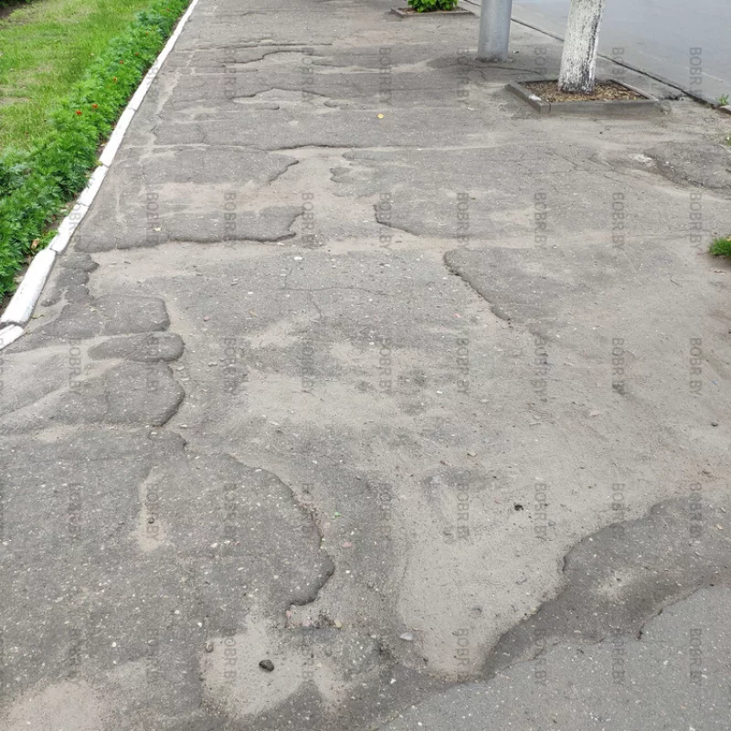 Качество асфальта на пешеходной дорожке возле районного дома культуры