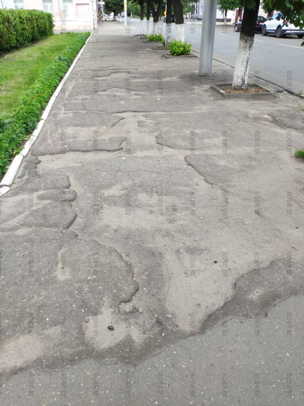 Качество асфальта на пешеходной дорожке возле районного дома культуры