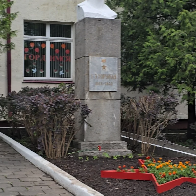 В честь Дня Победы у памятника положили две гвоздики.