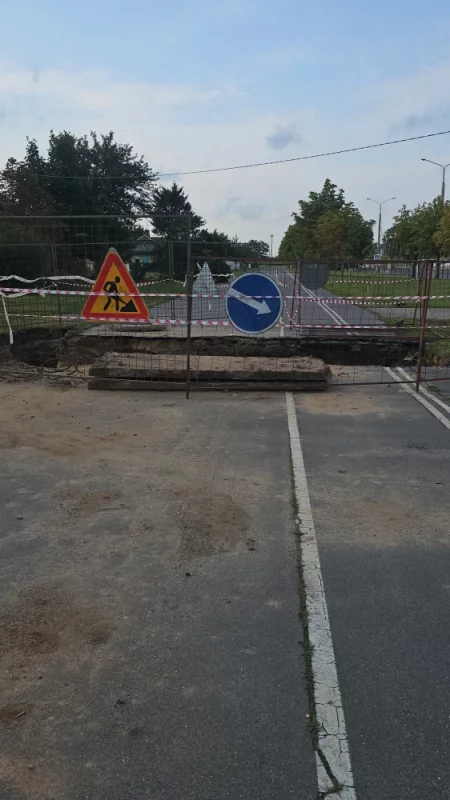 Ещё одни раскопки посреди тротуара