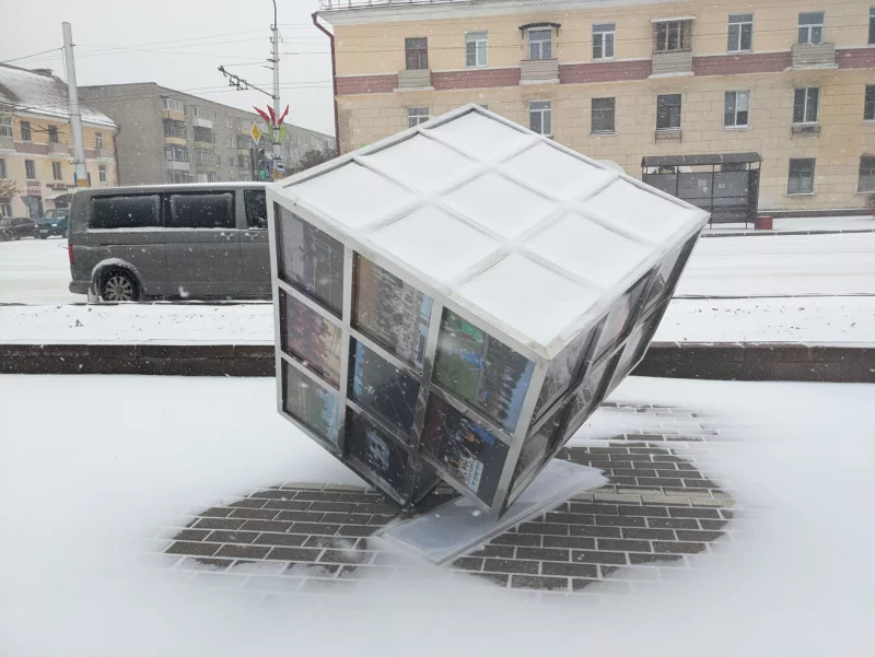 На Аллее трудовой славы на ул. Минской упал один из световых кубов. Виной ветер?