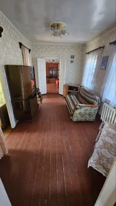 Часть жилого деревянного дома в городе