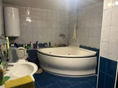 Двухэтажный кирпичный дом