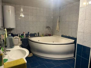 Двухэтажный кирпичный дом