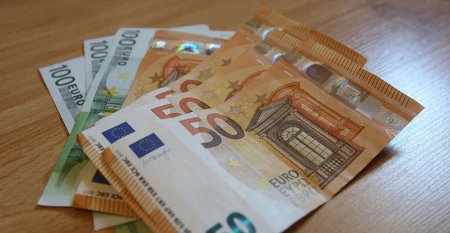 Пенсионерка из Бобруйска отдала мошенникам 8000 евро и 5000 долларов: возбуждено уголовное дело