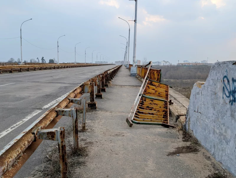 От фандоковского моста отваливаются перила. Фотофакт