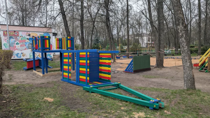 Фотофакт: в городском парке обновляют детскую площадку