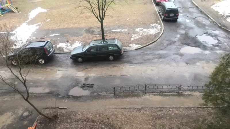В одном из дворов Бобруйска провели ямочный ремонт дороги. Пишут читатели