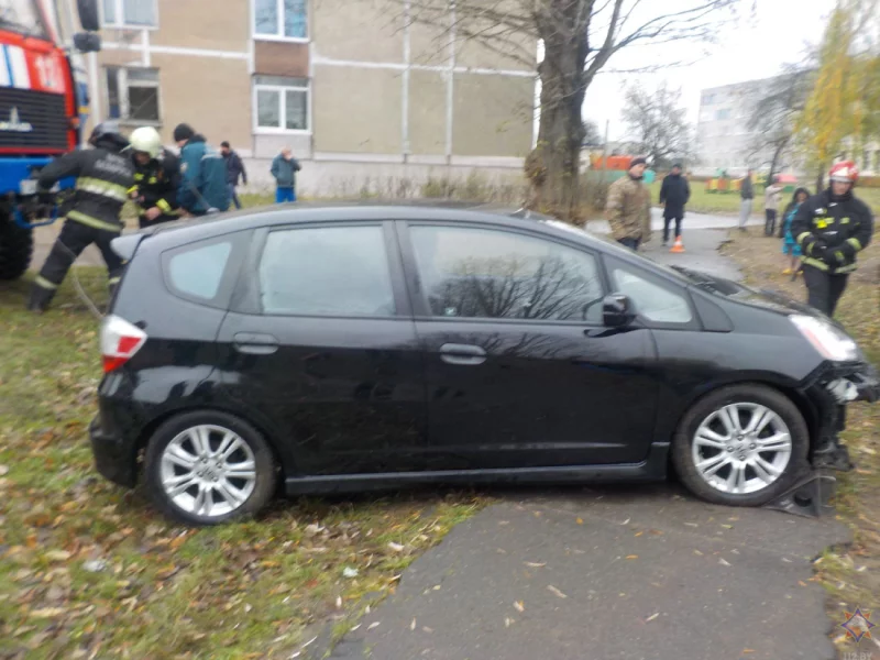 Житель Бобруйска не поставил авто на ручник, и машина укатилась в озеро