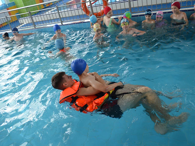 Бобруйские спасатели обучают детей безопасному поведению на воде