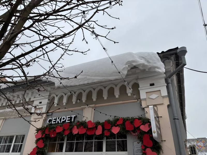 В Бобруйске женщина пострадала от падения снега с крыши