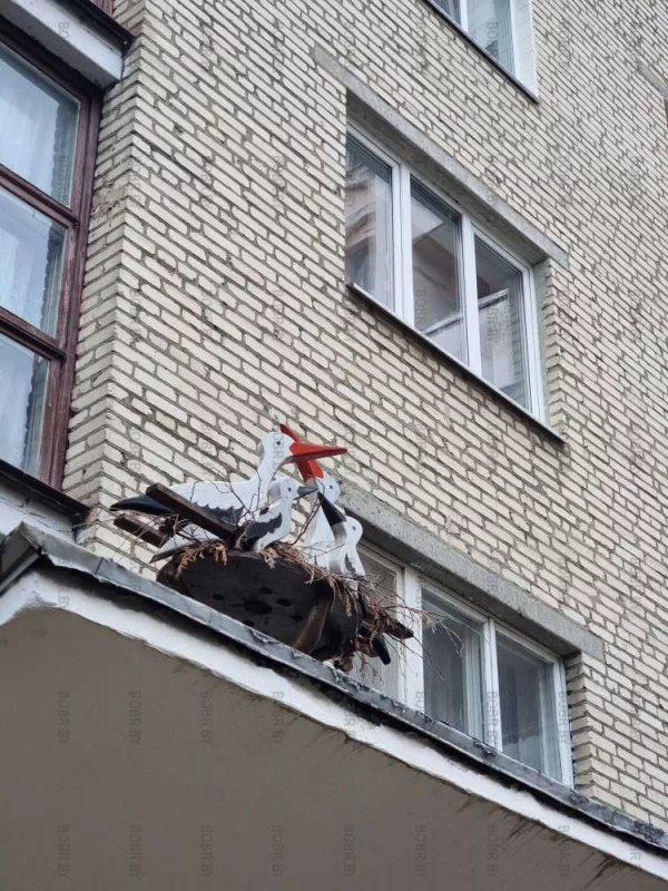 Какой оригинальное украшение подъезда!