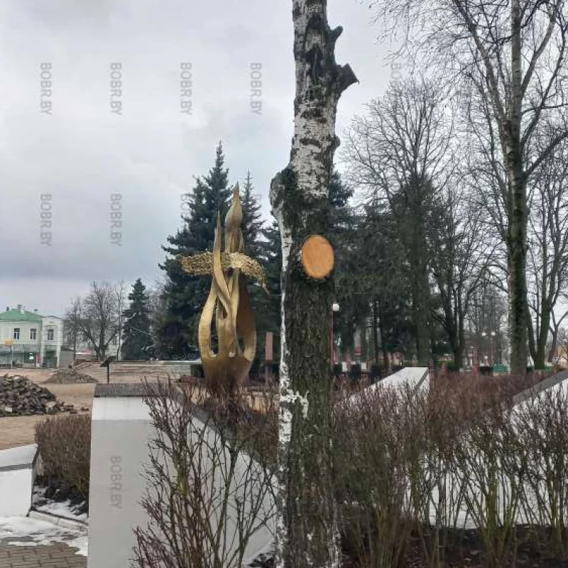 Даже памятный знак не избежал внимания