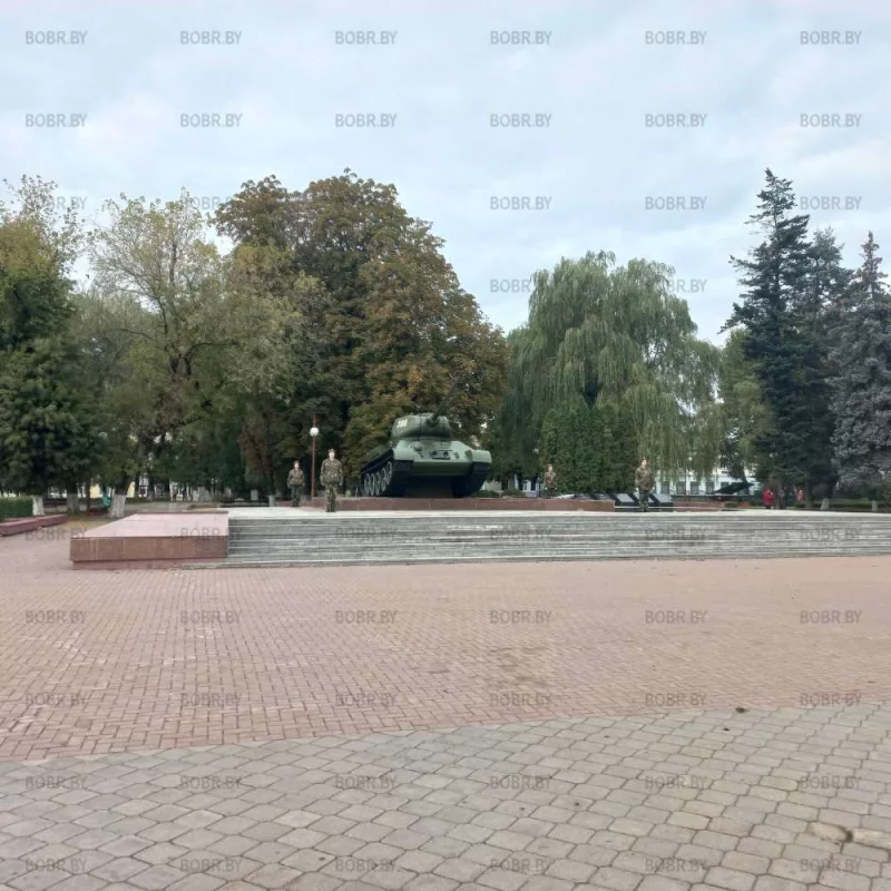 На посту только девушки. Парни где??