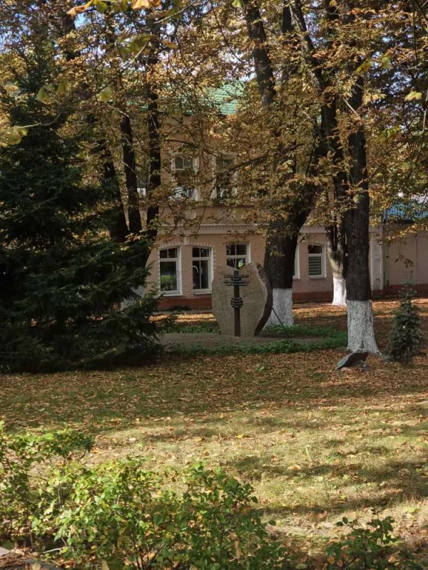 Аллея праведников на улице Социалистической.