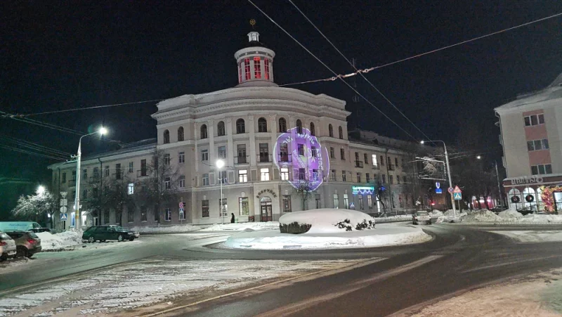 На фасаде гостиницы "Бобруйск" крутится световая реклама