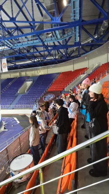 Играет команда Динамо Шинник и СКА СПб