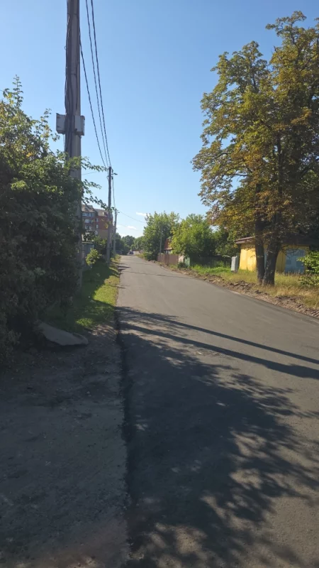 Улицу Комсомольскую возле парка заасфальтировали. Велосипедистам, выезжающим из парка надо быть осторожнее, авто гоняют на большой скорости