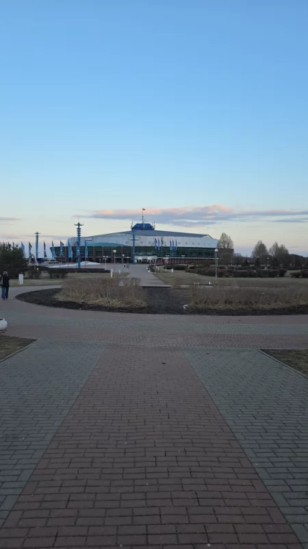 Интересно, зачем архитекторы спроектировали клумбу, которую людям приходится обходить, неужели нельзя было сделать так, чтобы было удобно людям?