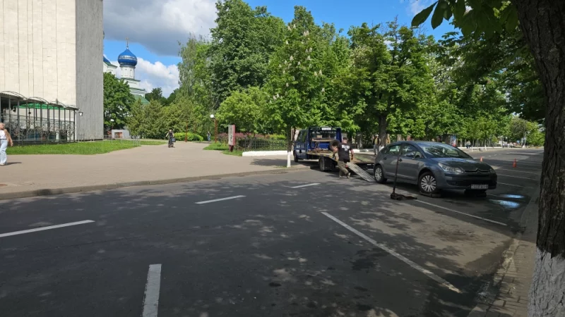 Эвакуировали авто, наверное мешает шествию