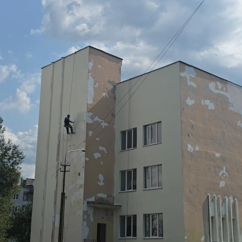 Наконец-то ведутся работы по облагораживанию фасада детской поликлиники