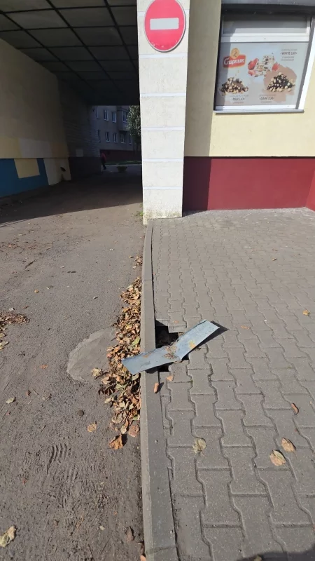 Грунт размыло водой, коммунальные службы ждут пока не провалится человек?