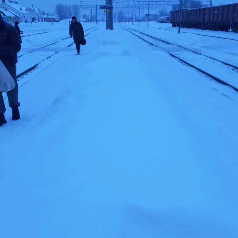 Сугробы на перроне.. опасно для пассажиров