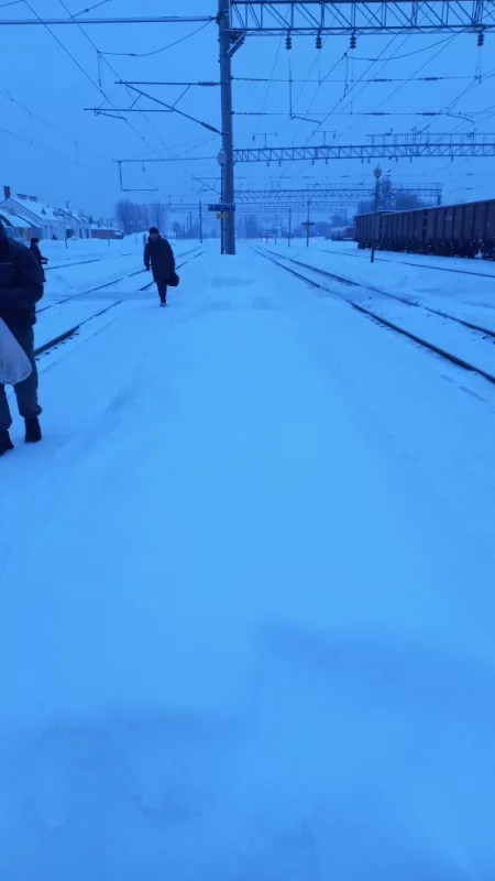Сугробы на перроне.. опасно для пассажиров