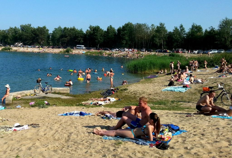 Озера где можно купаться. Озеро Туголица Бобруйск. Пляж в Беларуси в Бресте. Оборудованный пляж. Пляж на речке.
