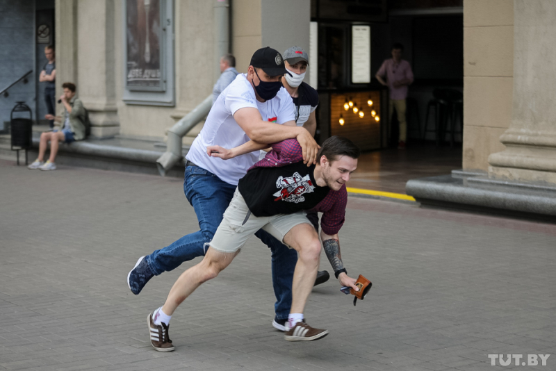 Белорусский тут. ОМОН В штатском. Люди в штатском на протестах.