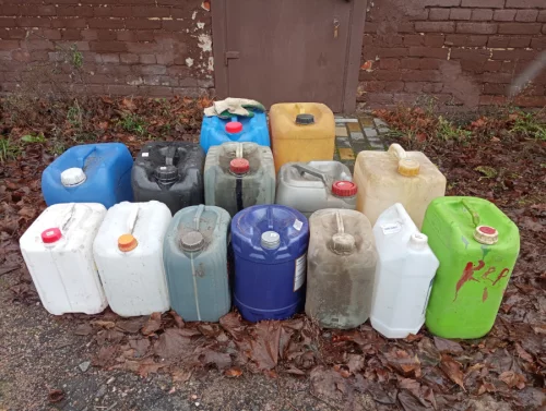 Канистры пластмассовые разные