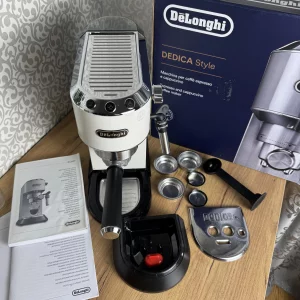 Кофеварка DeLonghi Dedica EC685.W