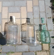Бутыли и графин для вина