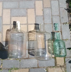 Бутыли и графин для вина