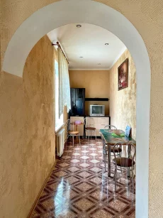 Сталинка в центре, 3-х комнатная квартира, 78 м², потолки – 3 метра