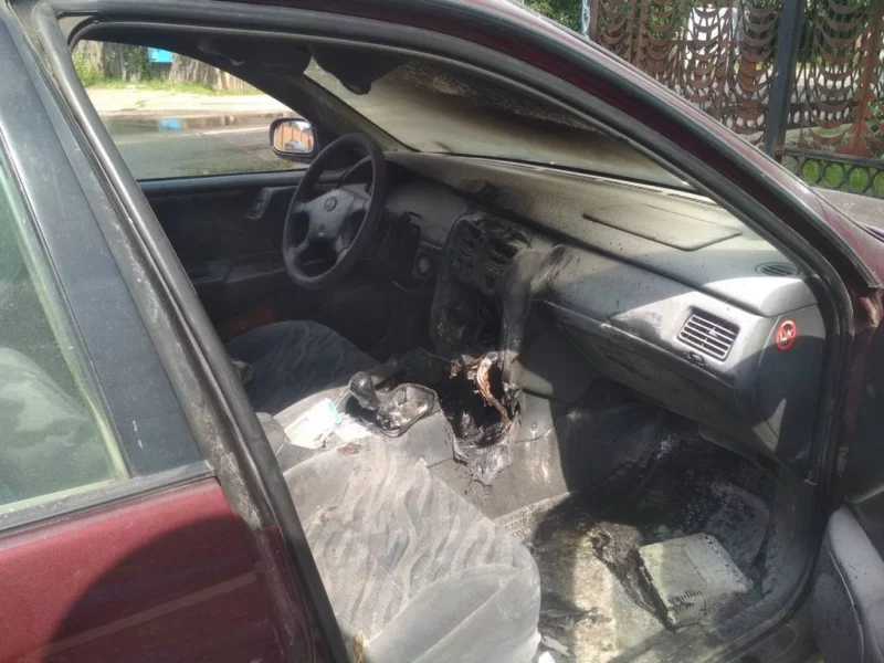 В Бобруйске прохожий помог потушить загоревшийся автомобиль