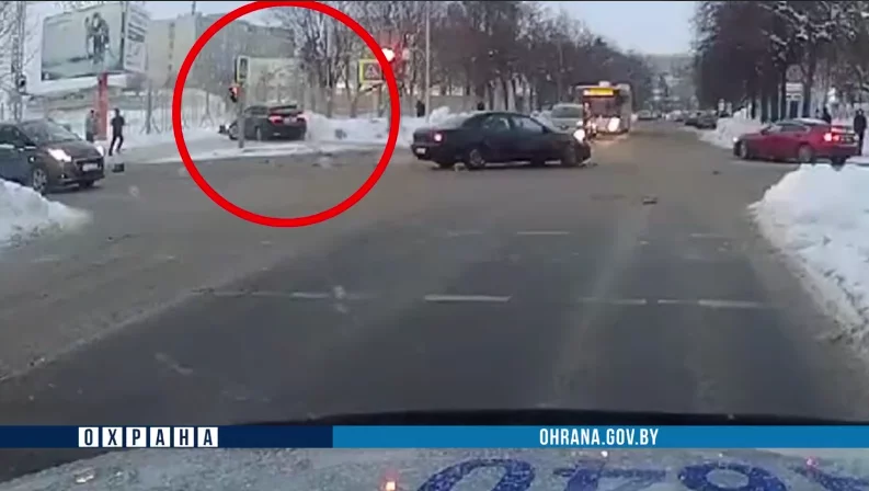 В Бобруйске автомобиль выехал на тротуар, совершив наезд на пешехода