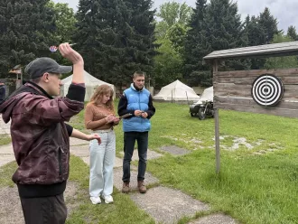 В ТЦСОН Ленинского и Первомайского районов Бобруйска прошли соревнования по дартсу среди посетителей центра