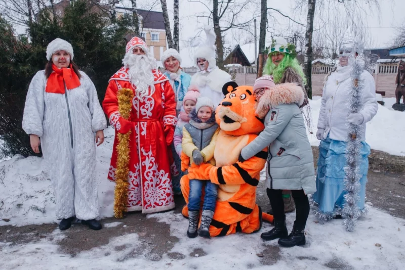 Живой уголок и заколдованная Снегурочка: в детском парке прошло новогоднее представление