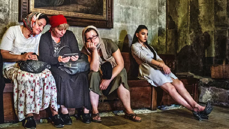 Сидят в телефонах больше 3-х часов в день: у пенсионеров зависимость от гаджетов